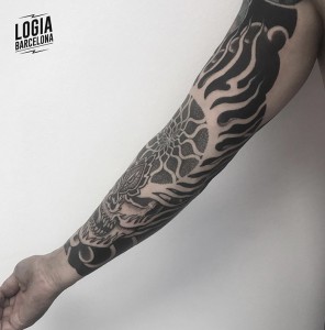 tatuaje_brazo_calavera_geometria_Logia_Barcelona_Willian_Spindola